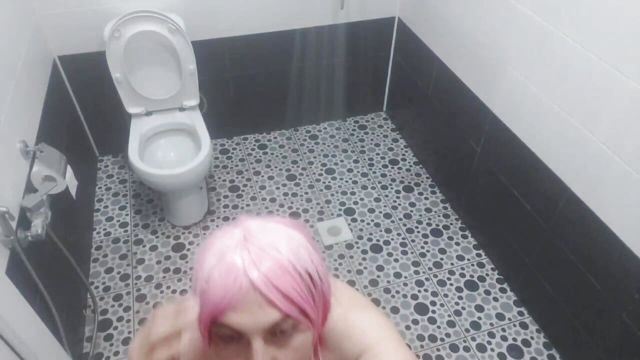 Zapanjujuća trans djevojka drži buket poljskog cvijeća