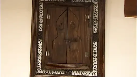 Olgun sarışın orta yaşlı seksi kadın azgın adamlar tarafından vahşi üçlü grup sekste derinden yumruklanıyor