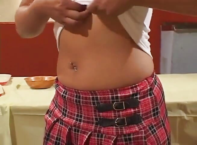 Asiaticei îi place să se fută cu porci bătrâni