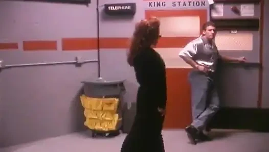 Ateşli orta yaşlı seksi kadın soyunma odasında sikiliyor