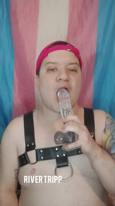 Hombre trans chupando un dildo
