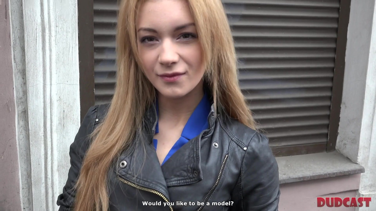 脆弱的美女在他的工作室与经纪人发生性关系后被中出