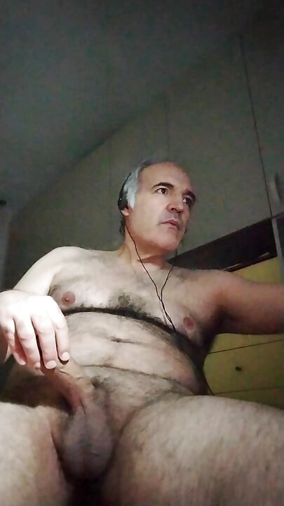 Îmi masturbez pula timp de două ore, în sfârșit am orgasm