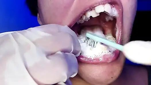 Aku lagi asik sikat gigi sambil pamer tubuh aduhainya (close-up)