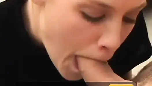 Sarışın hatun bahçede yarak emiyor