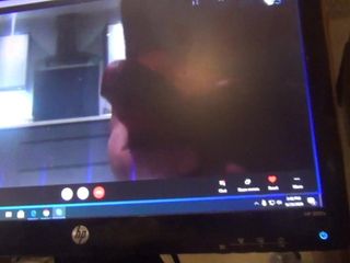 Un cul se fait éjaculer devant la webcam