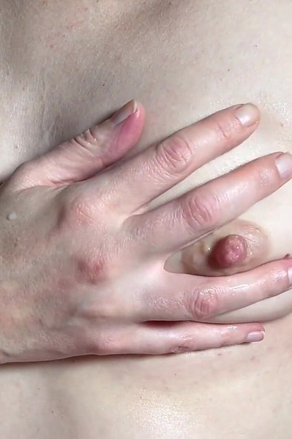 Sakht nipals ke sath viry men shamil chhote stnon par hastmaithun