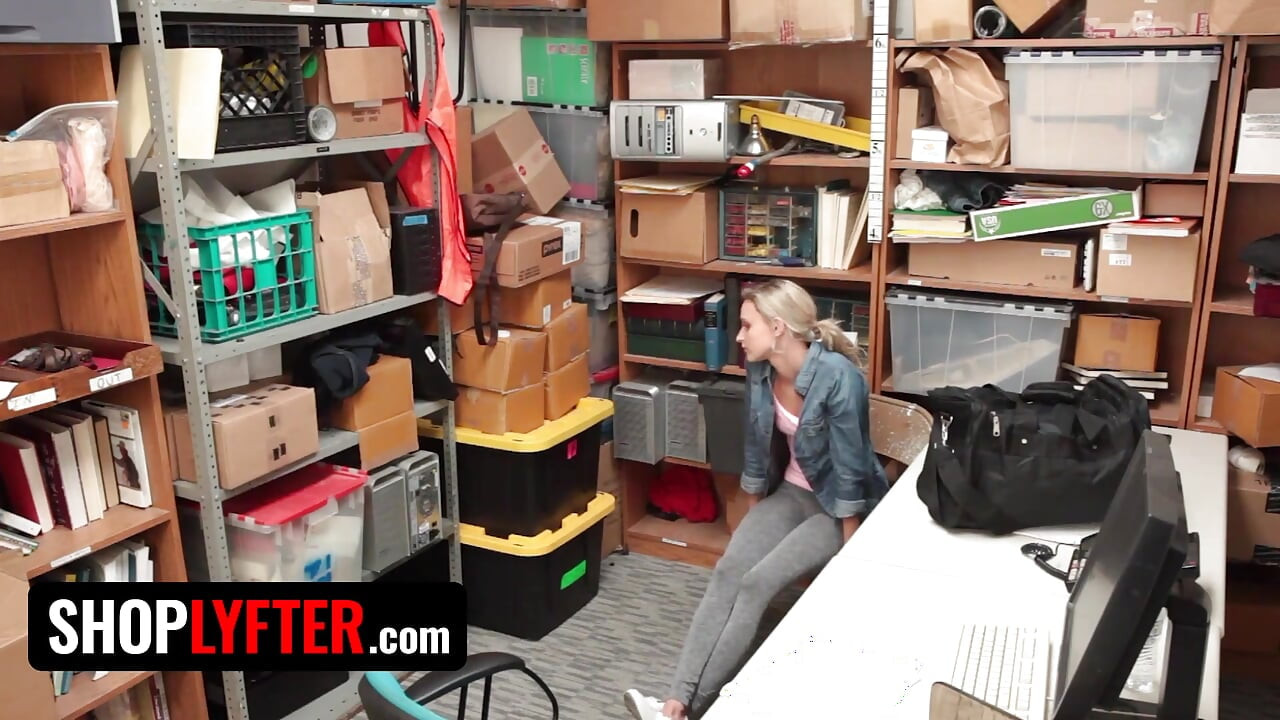 Shoplyfter - 문제에서 벗어나기 위해 보안 요원에게 보지를 주는 마른 금발의 겸둥이 Emma Hix