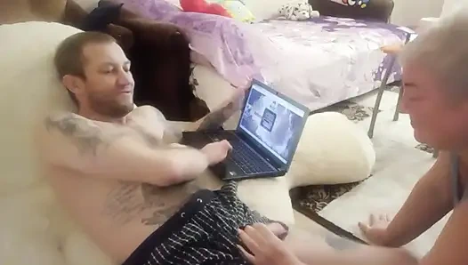 Bilgisayarda oynuyorum mastürbasyon yapıyorum ve emiliyor