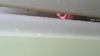 Atrapado masturbándose en la ducha