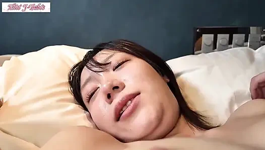 Eski idol seviyesindeki güzellik olgun Allure'yı yayıyor, baştan çıkarma son çizgiden hemen önce duruyor