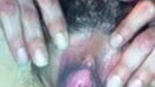 Closeup dedilhado de buceta peluda