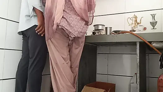 Rasoi mein bhabhi ji ke sath masti