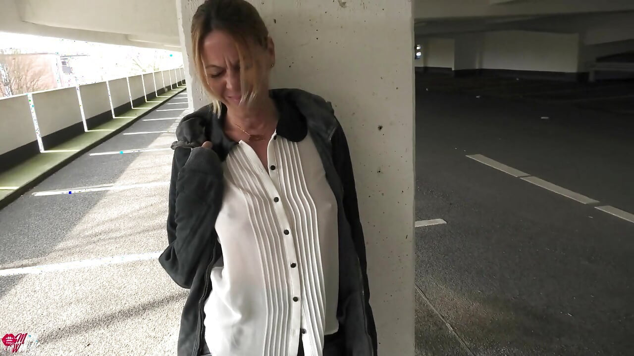 Sừng tóc vàng Đức đĩ được lệnh đến nhà để xe và fucked