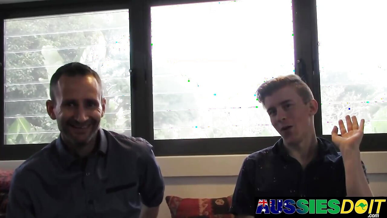 Aussie twink pandora streichelt seinen schwanz, während DILF mason tief in seinen arsch hämmert