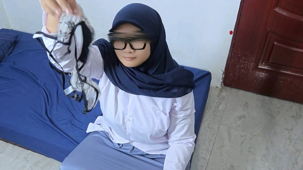 Prinsă în timp ce se masturbează cu chiloți vitrege, cu o studentă asiatică în voală hijab, gură plină de spermă - Minokiiko
