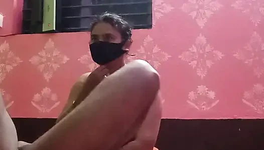 Sevimli Hintli üvey kız kardeş Hintçe direk videosu mükemmel bir sakso çekiyor ve beni içine boşaltıyor