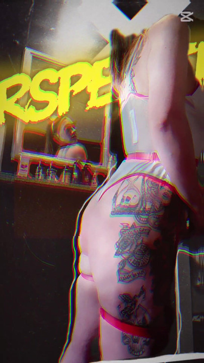 Seksikäs tatuoitu sairaanhoitaja iso perse
