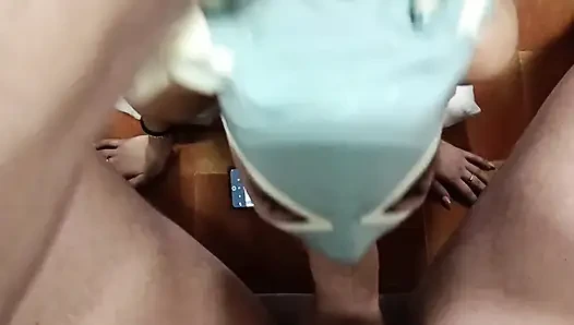 Tante seksi ini nyepong kontol sampai crot di mulutnya