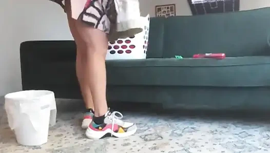 Dees tief sauber. Schmutzige Hausfrau Dee putzt und holt in deinem Haus ohne Hose oder Höschen ab.