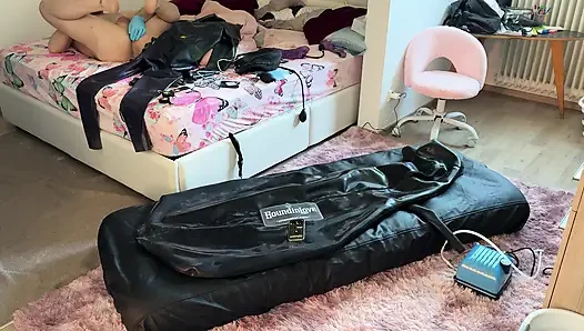 Evli kadın kocasını şişme tam vücut lateks bondaj çantasında estim ile orgazma itiyor. Kısıtlı nefes alma - ağzı tıkalı göt tıkacı