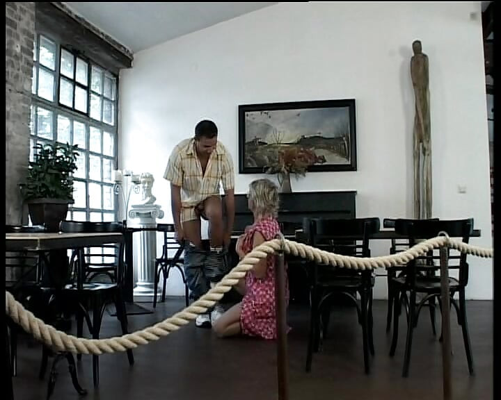 Abuela alemana en medias es follada por dos tipos cachondos