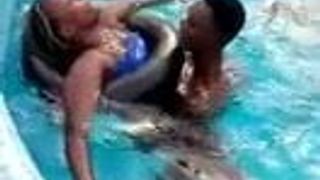 Baise sur le Maputo de la piscine. liberdade