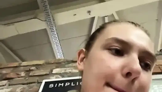 Verrücktes analficken im öffentlichen fitnessstudio