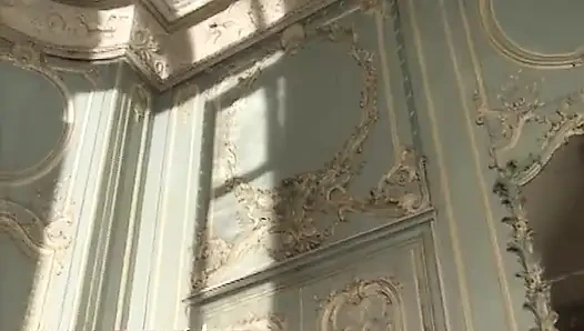 Zimmermädchen im Dienste der Schlossbesitzer