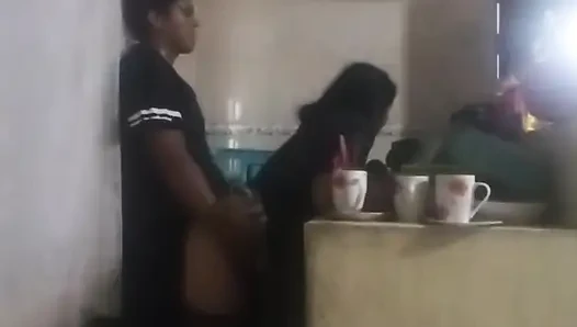 Zimmermädchen in der küche gefickt (meine frau hat uns fast herausgefunden)