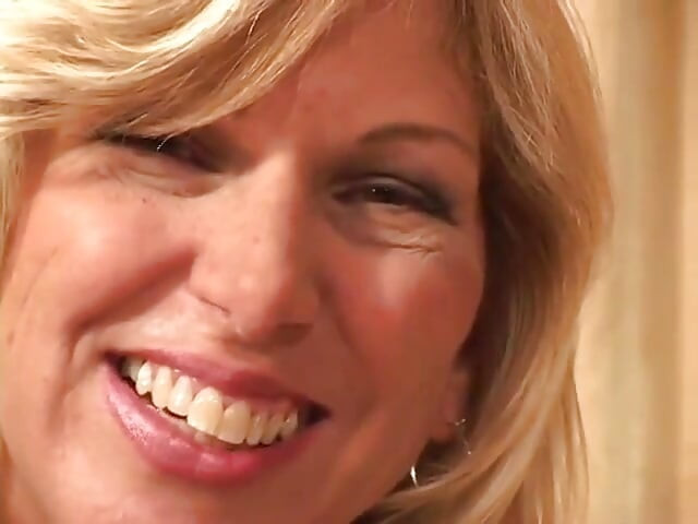 Sexy zadek milf blondýnky dostane její kundičku ošukanou hardcore a užívá si to na pohovce