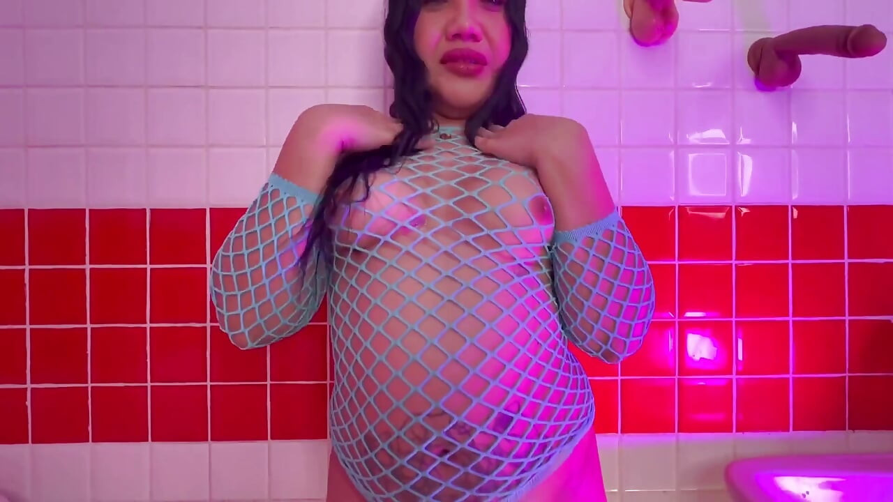 Ladyboy Kae gosta de brincar com suas características hermafrodita em lingerie sexy.