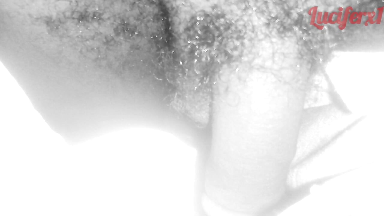 Tvrdý velký černý čůrák v dlouhých džínových kalhotách