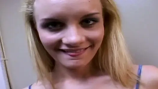 Die muschi der blonden schlampe wurde weit von pulsierendem schwanz gedehnt