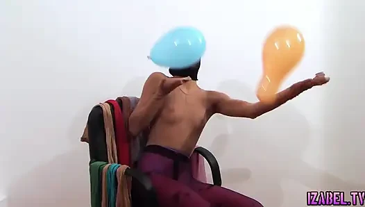 Ofiste külotlu çorap ve balonlar