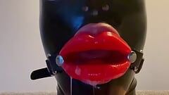 Touchedfetish - muñeca de látex mariquita femboy con labios mordaza y máscara babeas