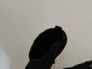 Mały wytrysk na buty mojej żony