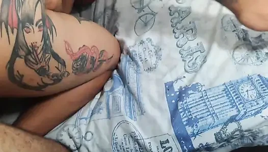 Komşumu ziyarete gittim ve sert sikiştim