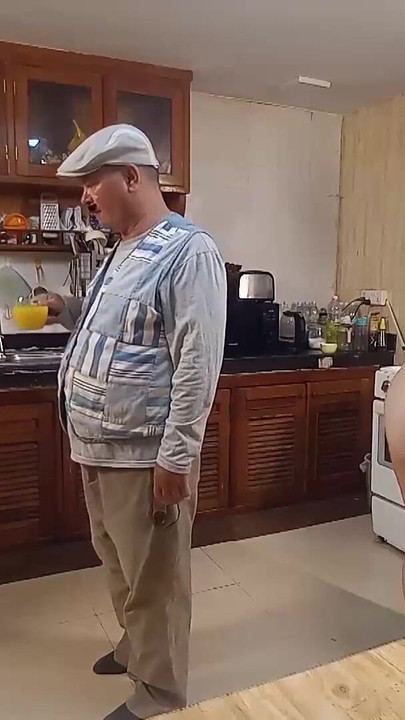 Moment must-share de la "HAOSUL DE DIMINEAȚĂ ÎN BUCĂTĂRIE. COMEDIE NSFW POVESTE 284 UMPLE VID"
