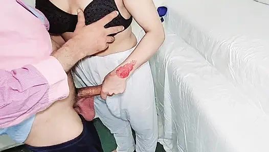 Müslüman yenge ile ayakta anal sikişiyor