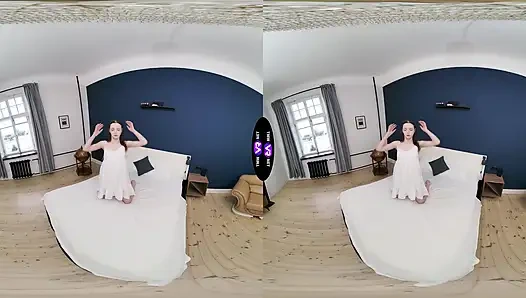 Azgın kız amını teşhir ediyor ve sonra kendini sert sikiyor - tmwvrnet