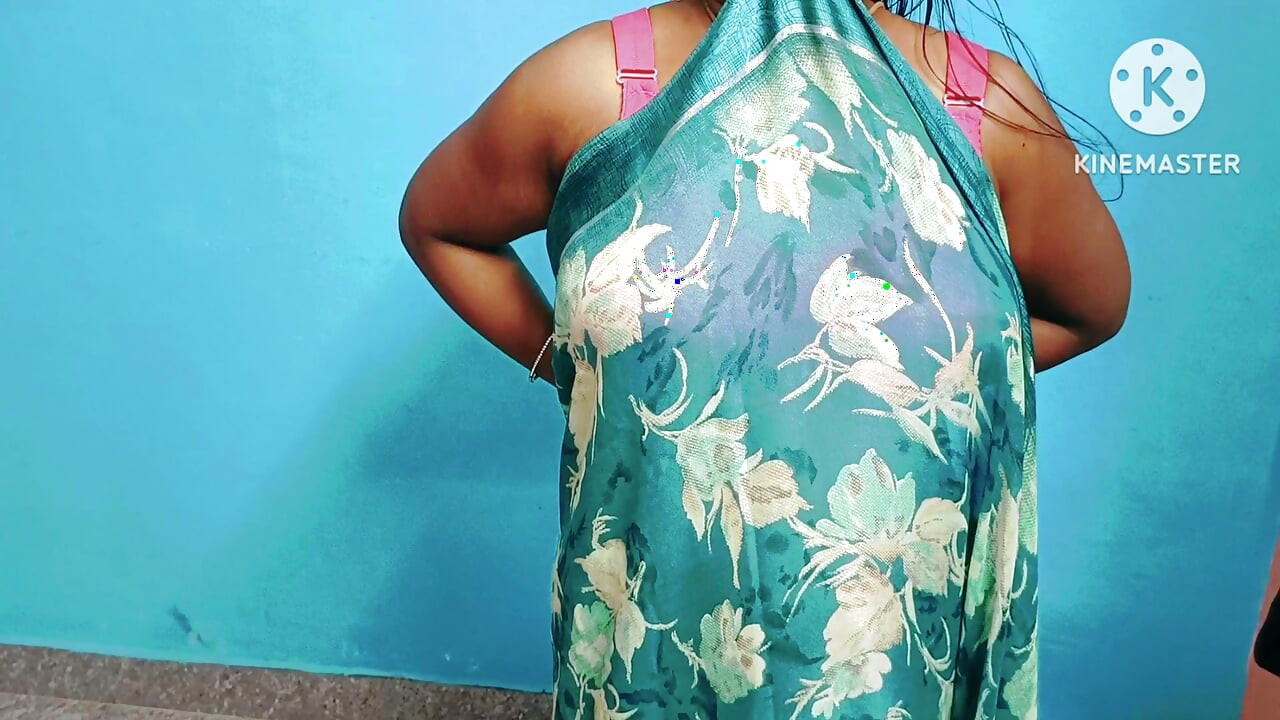 מילף דסי מתכוננת למסיבה ולובשת סארי עם חולצה ללא שרוולים