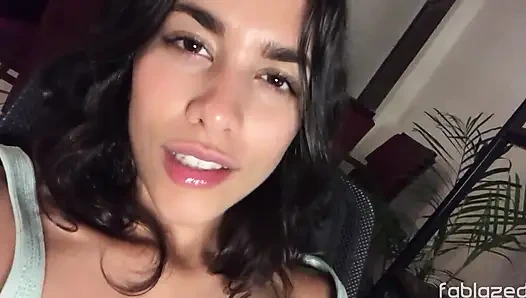 "Kamu mau jilat memekku atau ngentot aku?" - aku masturbasi dan ngobrol denganmu dalam bahasa Spanyol