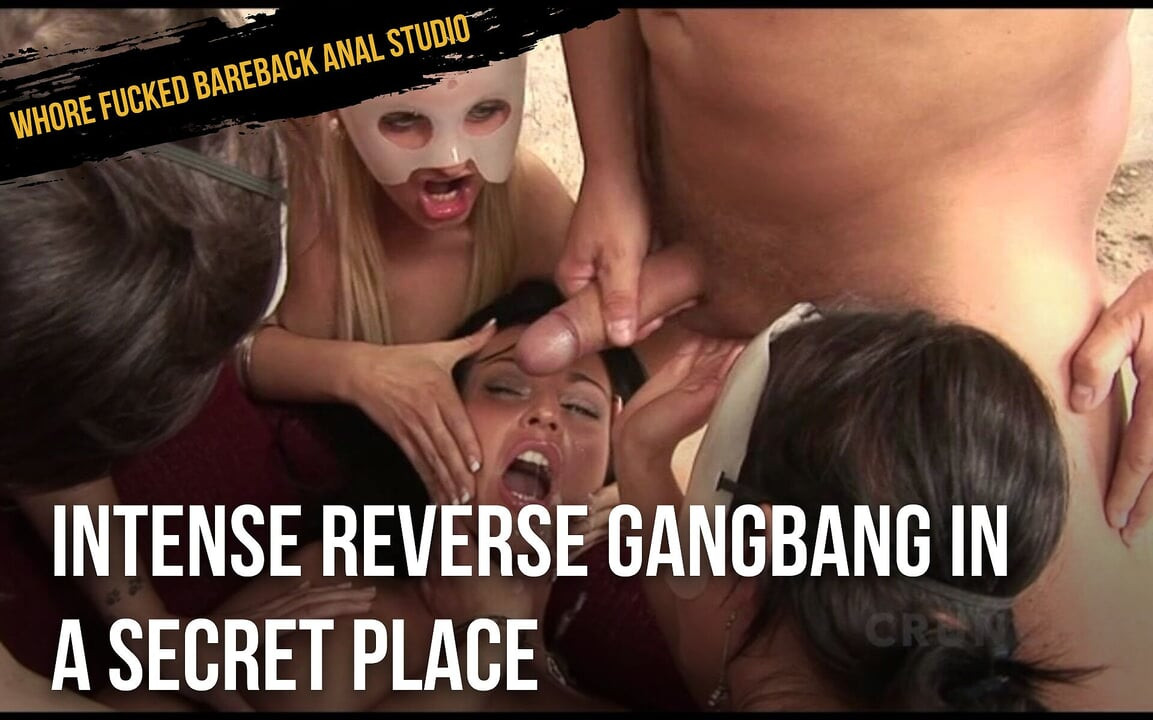 Sex în grup intens invers într-un loc secret