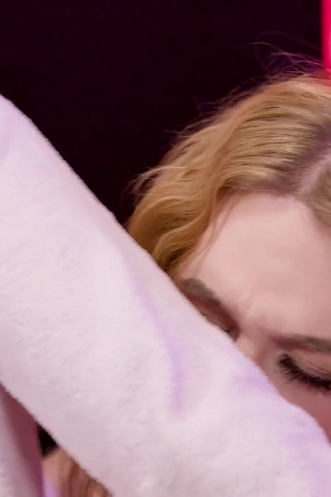 Upsie - T-cure Eva Maxim i Erica Cherry daju Kimmy Kimm dvostruku facijalnu nakon što su je gledale kako se presvlači!