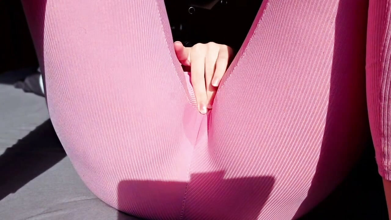 Pembe pantolon ıslanıyor