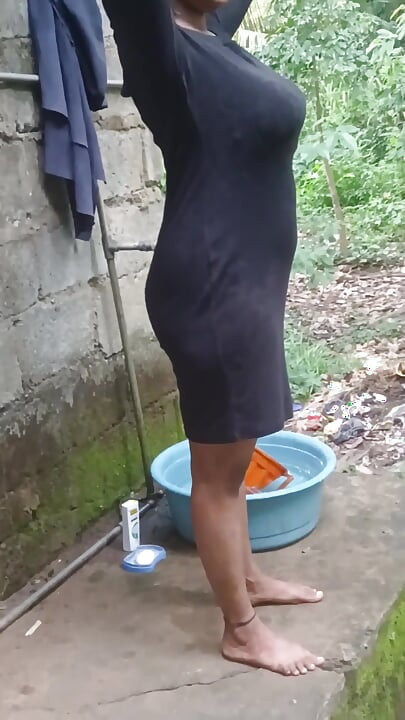 Sri Lanka House Wife Bathing Video