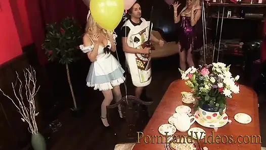 Cewek-cewek toket besar cosplay disetubuhi dalam seks berkelompok hardcore