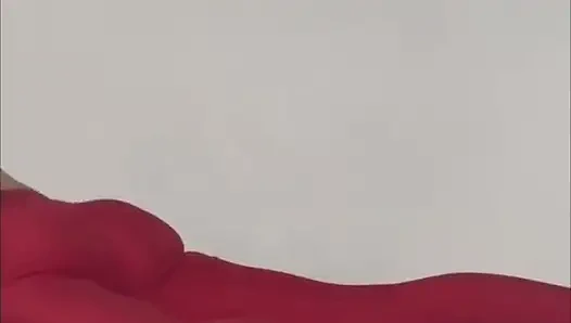 Kırmızı sıkı taytlı yoga