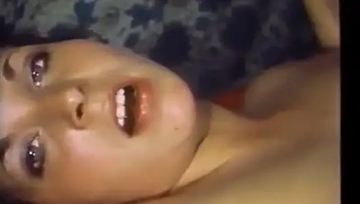 Cewek rambut cokelat dengan stoking nilon ini dientot habis-habisan sama kontol besar